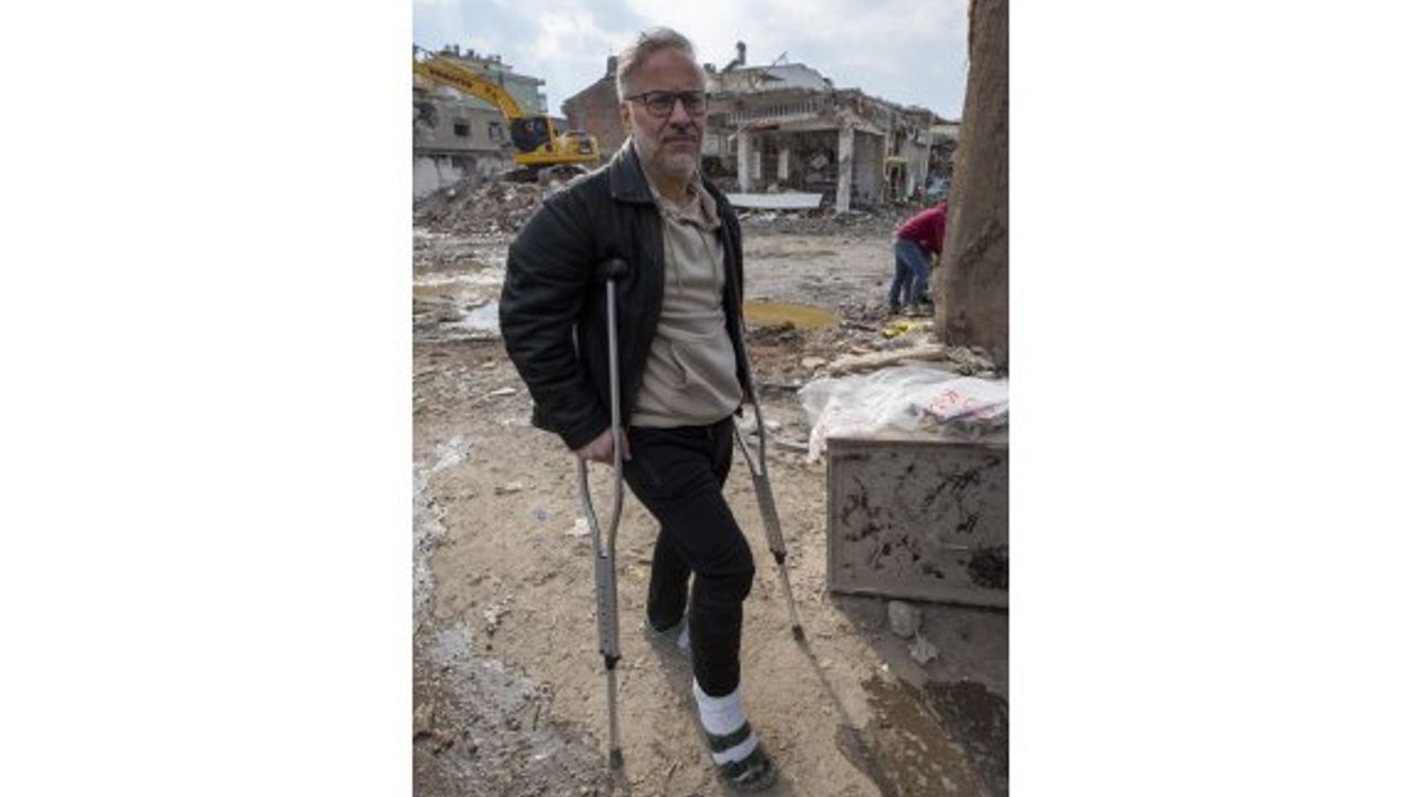 Enkaz başında 3 yaşındaki kızını bekliyor