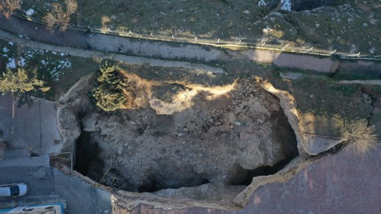 Gaziantep'te depremin etkisiyle dev çukur oluştu
