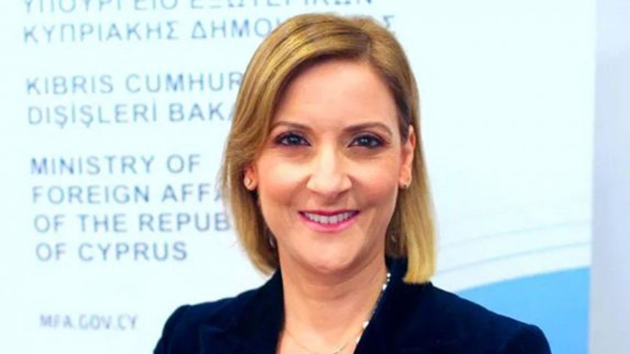 Hristodulidis’in eşi Filippa Karsera’ya ödeneksiz izin verildi