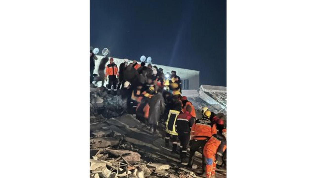 Isias Hotel enkazından bir kişi canlı çıkarıldı