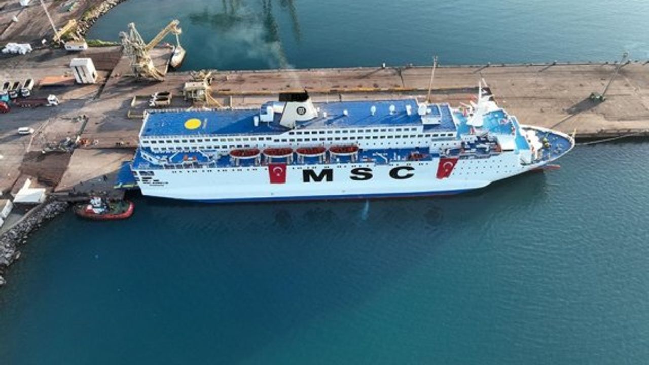 İskenderun Limanı'na demirleyen yolcu gemisi, depremzede ailelere yuva oldu