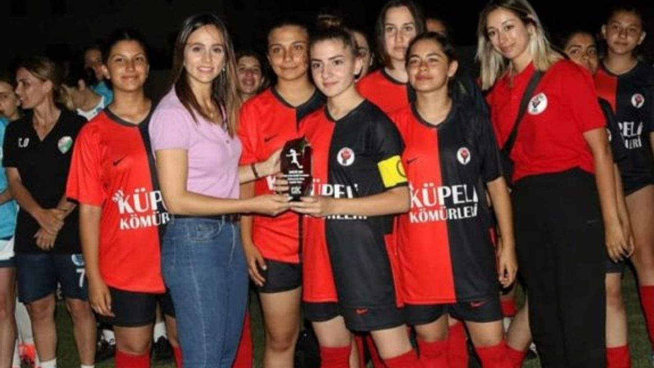 Kadın futbolcular da Futbolcular Derneği bünyesinde olacak