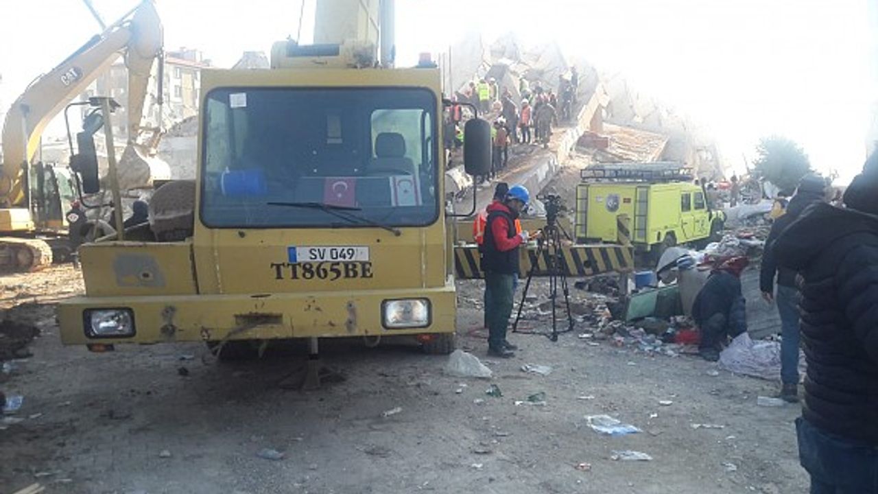 KKTC’den giden iş araçları ve ekipler arama-kurtarma çalışmalarına Hatay’da başladı