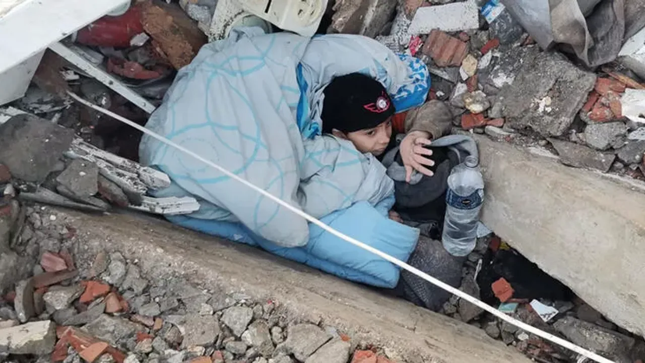 Küçük çocuk, tek başına kurtarılmayı bekledi