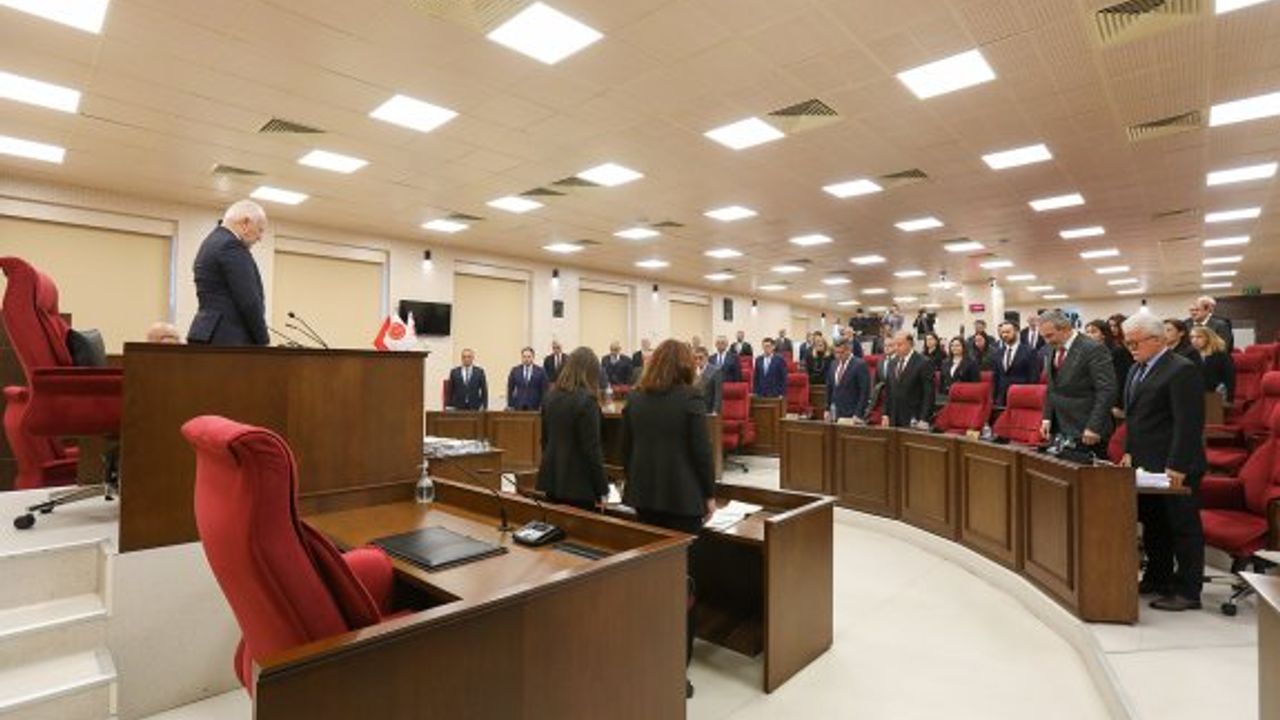 Maaşlarda kesinti içeren yasa gücünde kararname geri çekildi