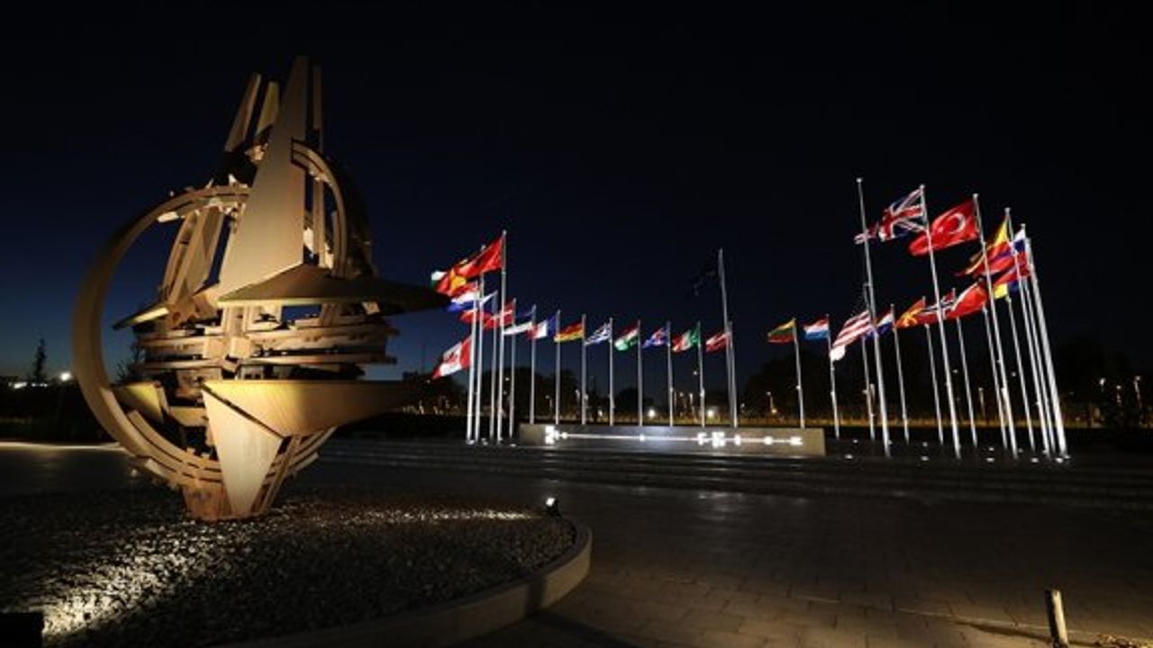 NATO, depremzedeler için Türkiye'ye konteyner gönderiyor