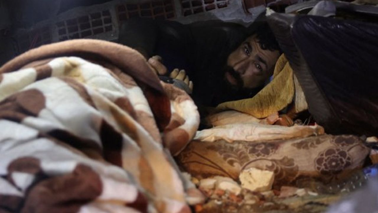 Ölmüş kızları ve eşinin yanında kurtarılmayı bekledi