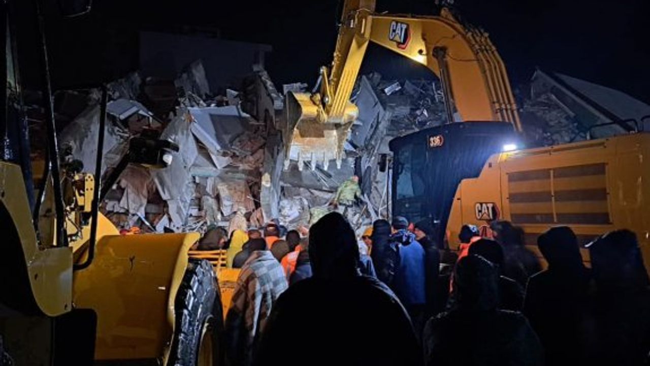 Otel enkazına iş makineleriyle müdahale ediliyor