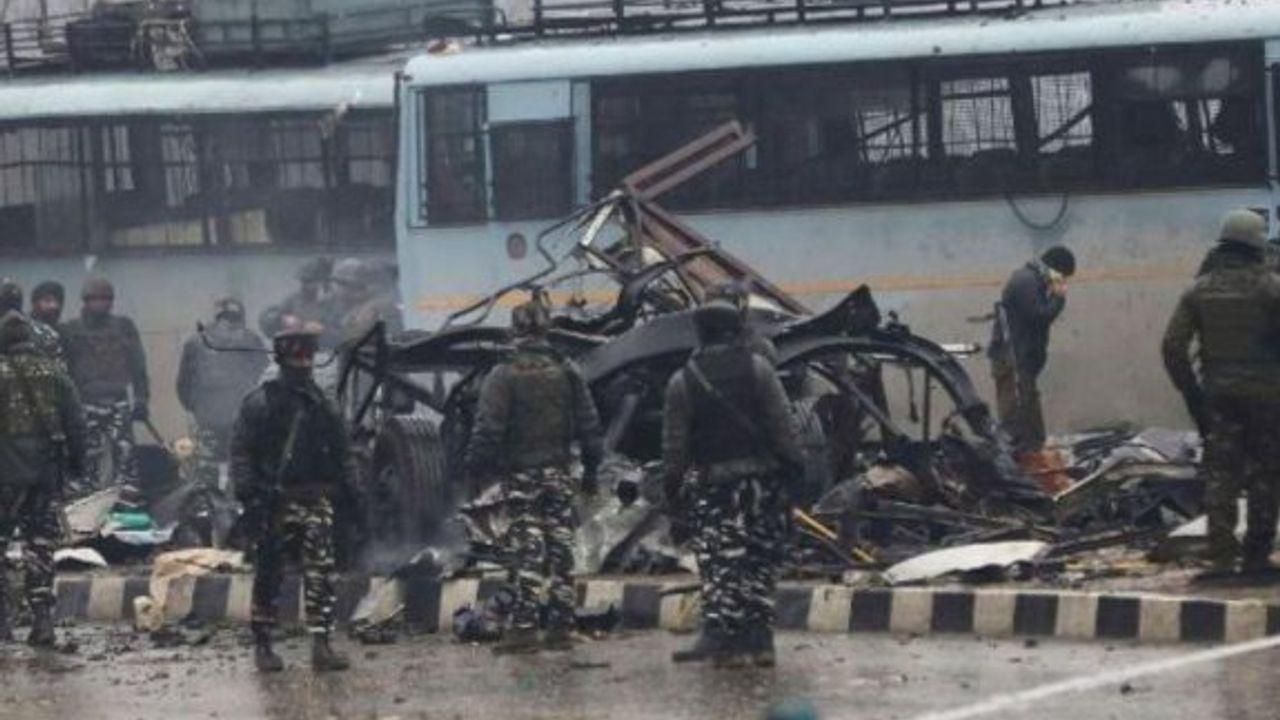 Pakistan'da  bombalı saldırıda 5 kişi öldü