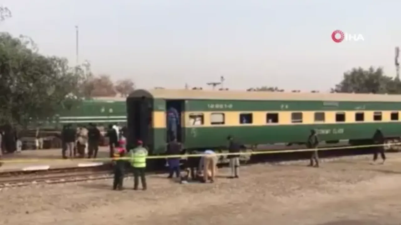 Pakistan'da trende patlama: 1 ölü, 4 yaralı