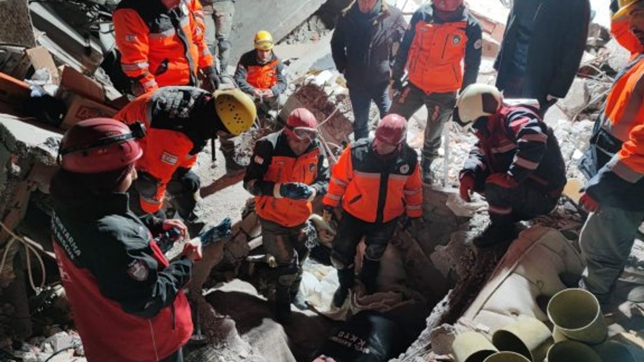 Sivil Savunma ekipleri Isias hotel enkazından bir erkek yaralıya ulaştı