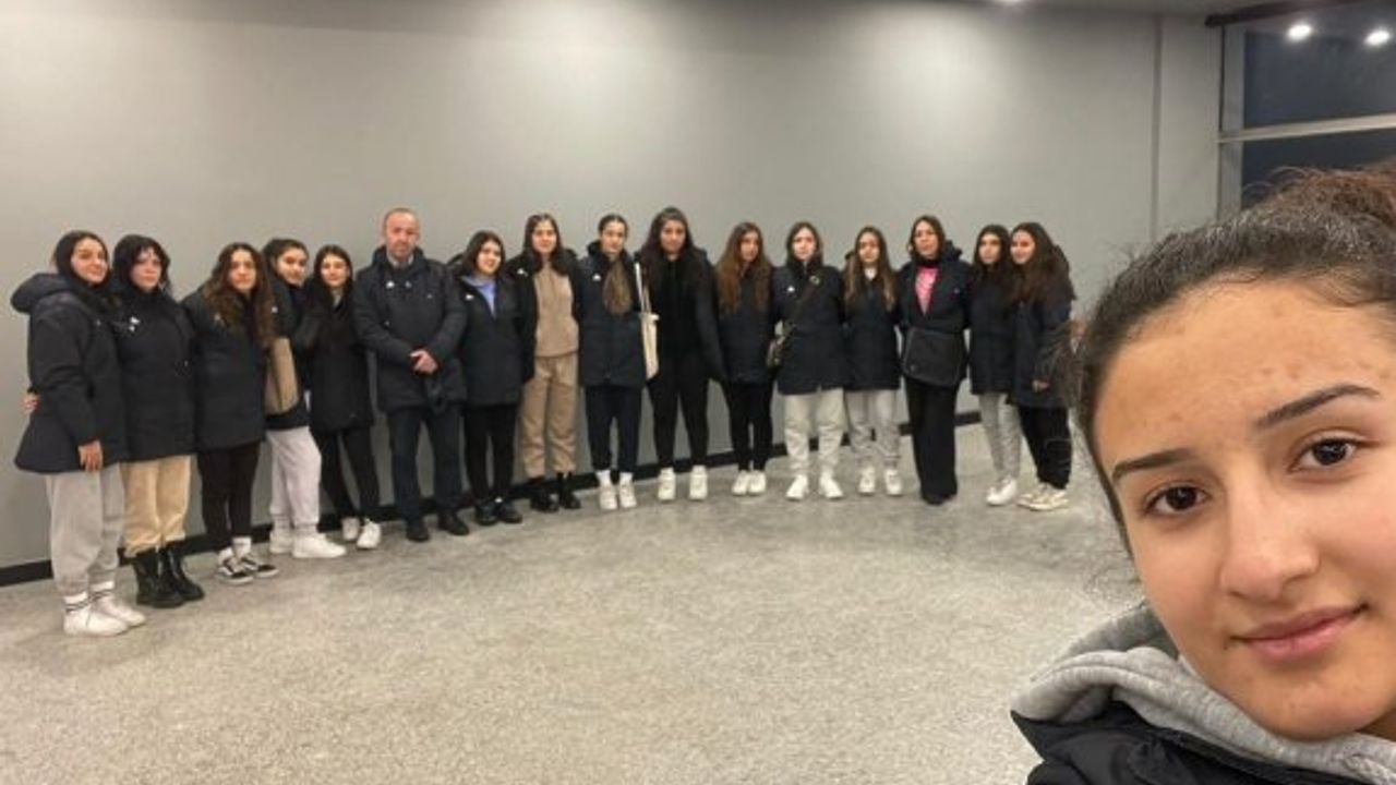 Türkiye’de bulunan dört kafile bu akşam adaya dönüyor