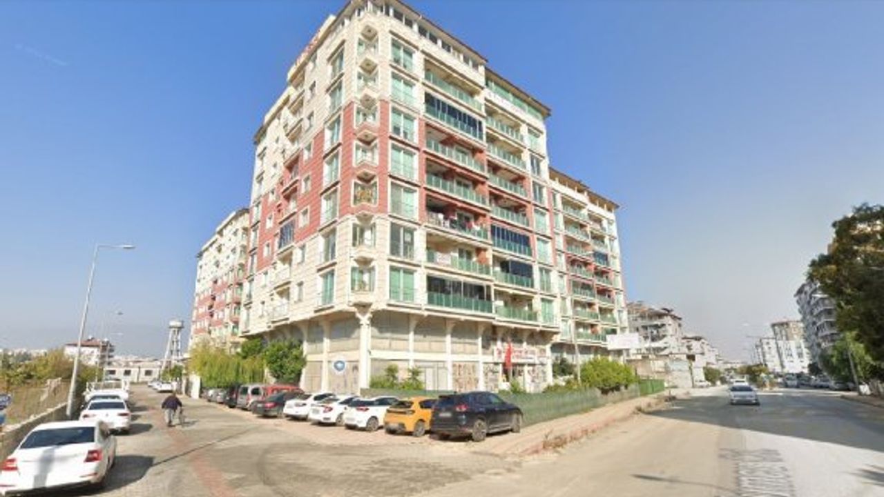 Yıkılan sitenin sahibi yaş haddinden serbest kaldı