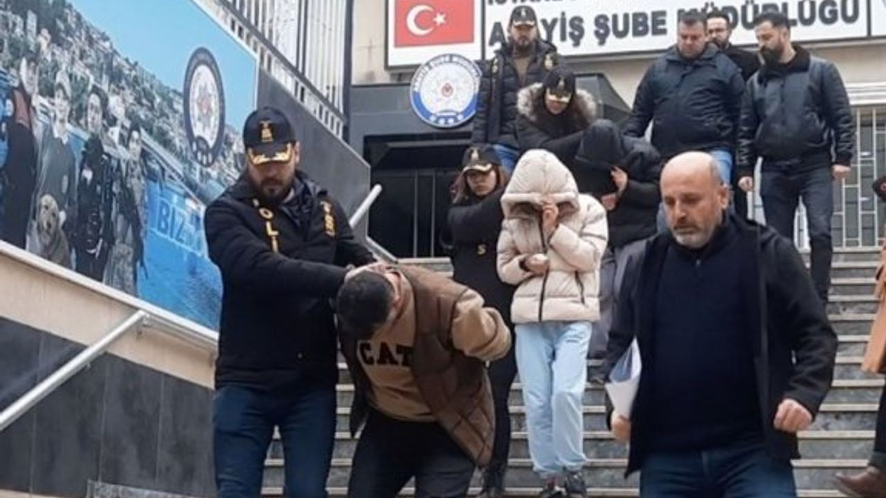 Anne-babasını enkazdan kurtarmaya çalışan kuyumcuyu yağmaladılar