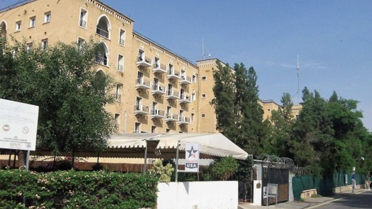 Bazı Türk ve Rum siyasi partiler Ledra Palas Otel'de bir araya geldi.