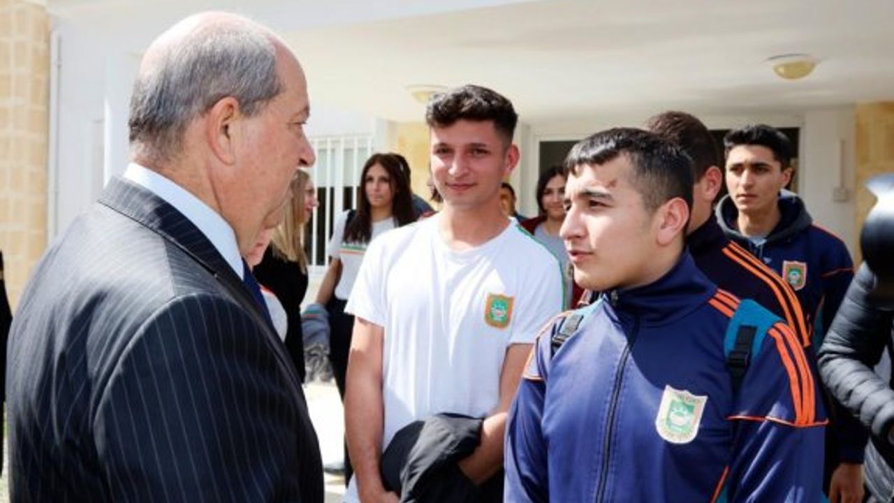 Cumhurbaşkanı Tatar, Güzelyurt Meslek Lisesi öğrencileriyle bir araya geldi