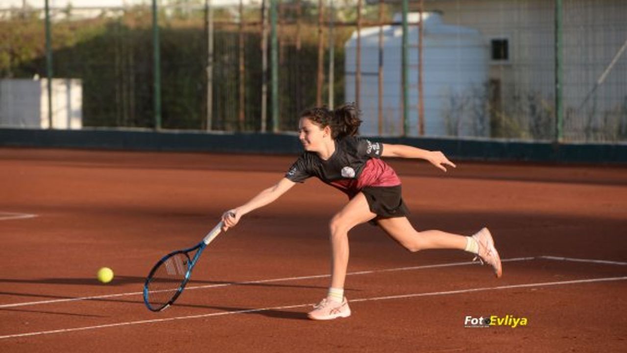 Ekrem Yeşilada Anı Turnuvası zevkli maçlar ile devam ediyor