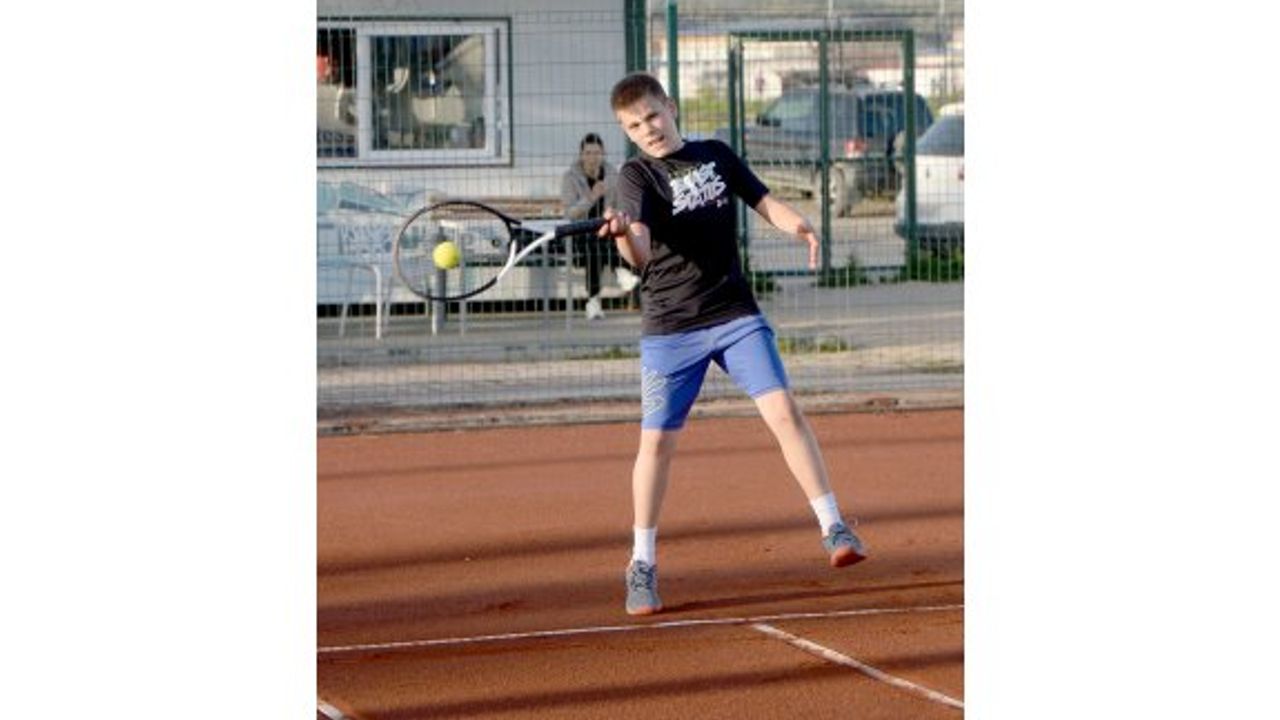 Ekrem Yeşilada Anı Turnuvasında gençler kortlarda