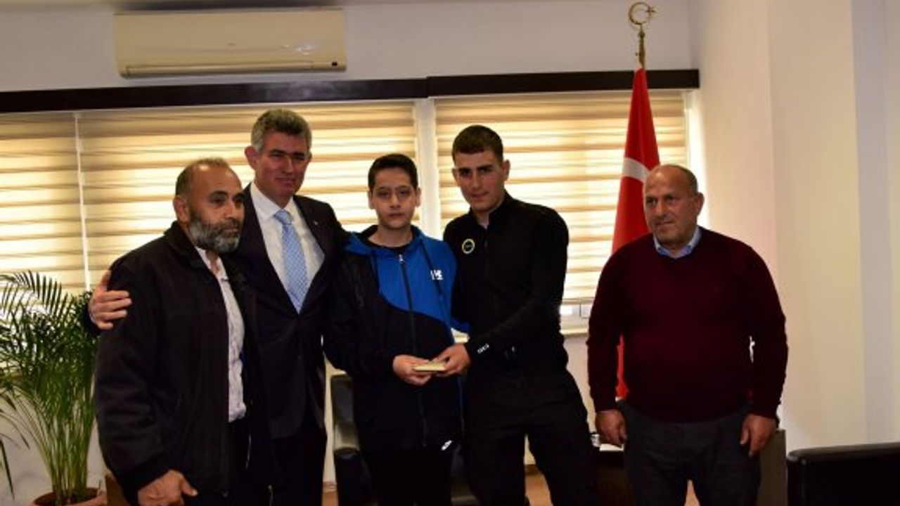 Emre Kaplan’dan depremzede kickboks sporcusu Sürücü’ye anlamlı bağış