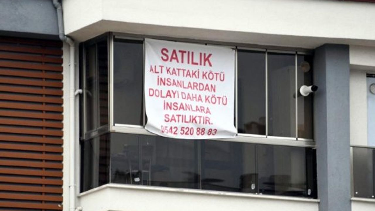 Evini satmak için astığı pankart görenleri şok etti