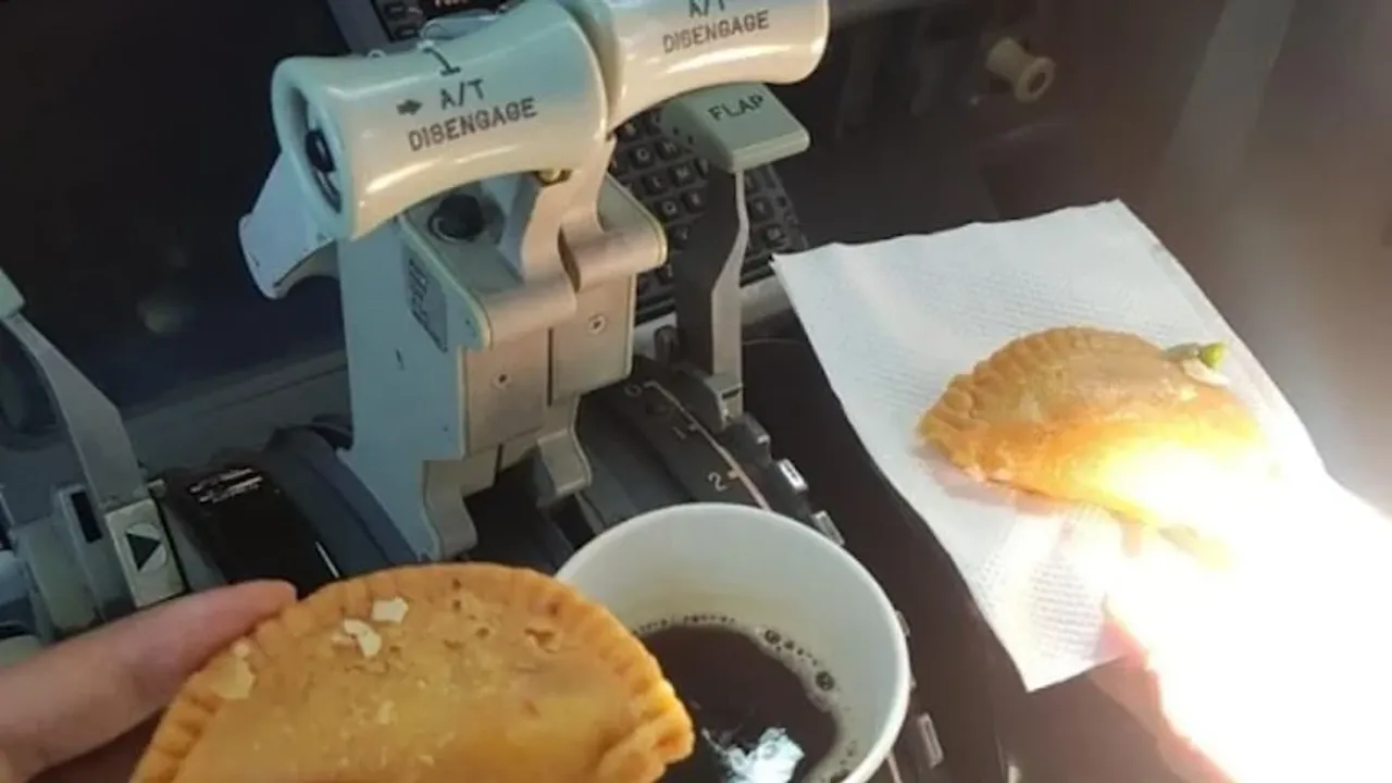 Kokpitte kahve ve tatlı bulunduran iki pilot işlerinden oldu