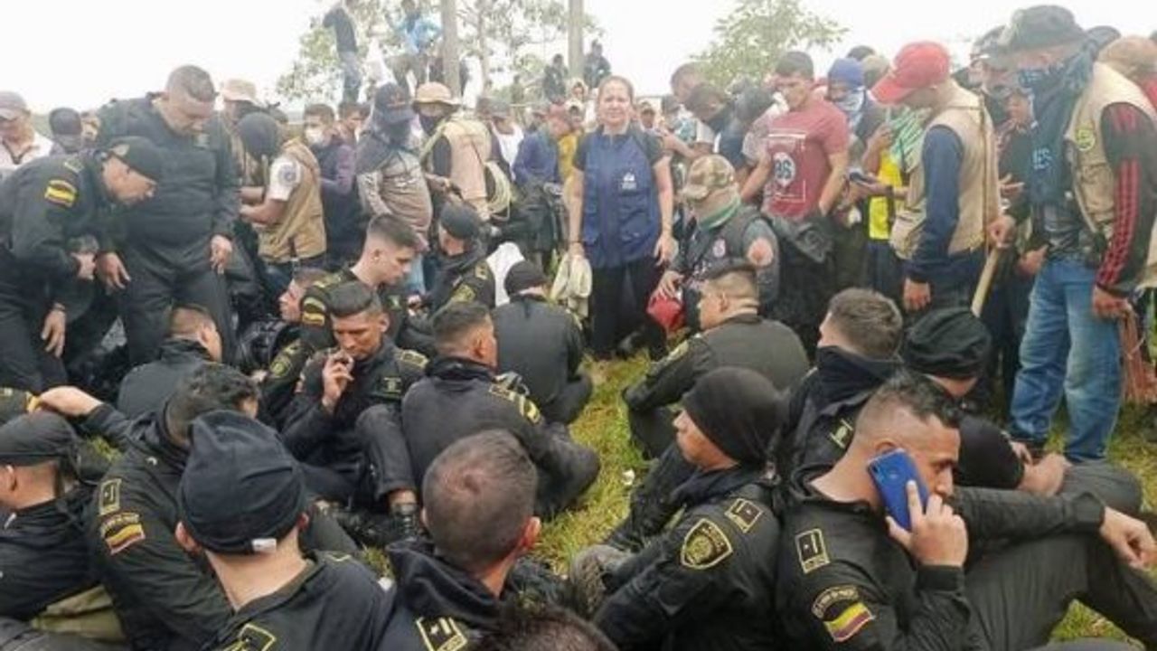 Kolombiya'da protesto düzenleyen köylüler 79 polisi zorla alıkoydu