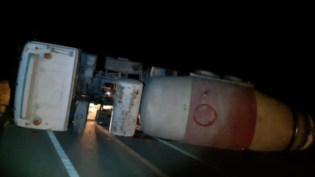 Kumyalı’da beton mikseri devrildi, sürücü yaralandı