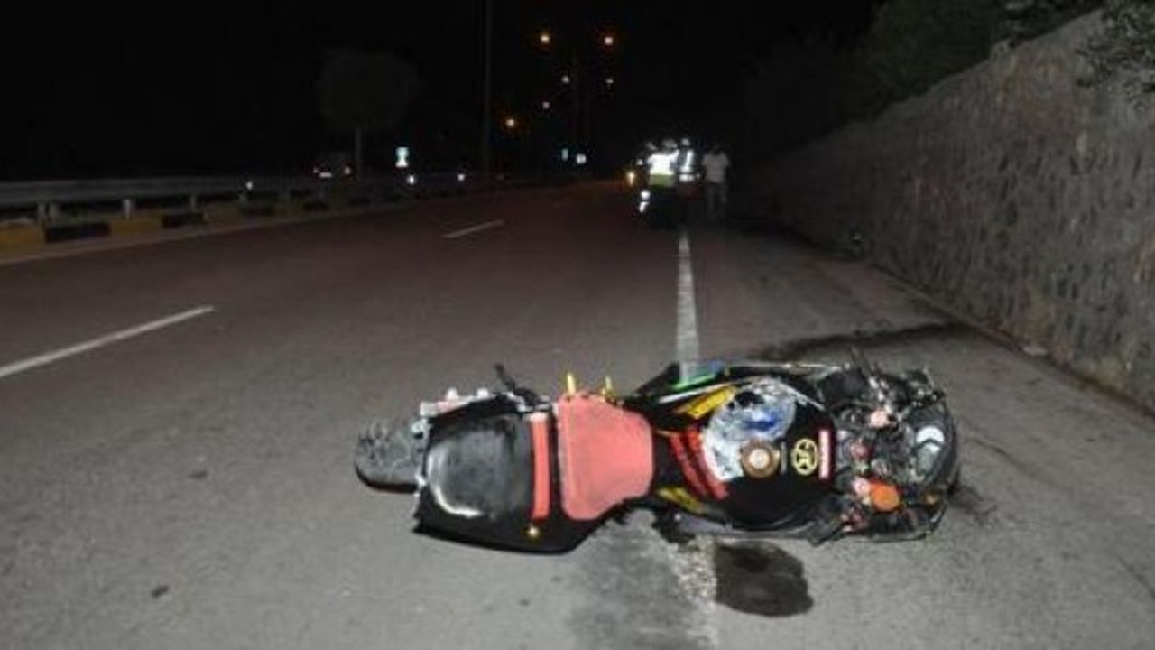 Motor sürücüsü bordür taşlarına çarpıp takla attı