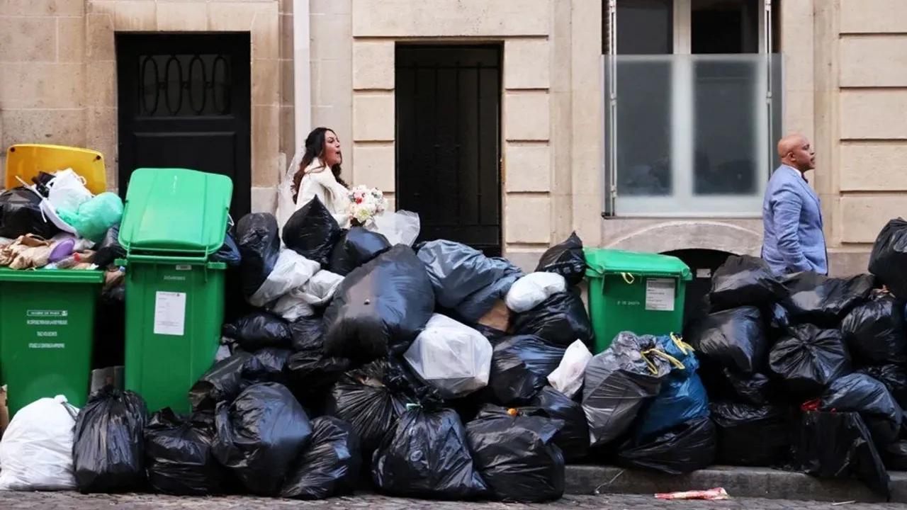 Paris sokaklarında binlerce ton çöp birikti