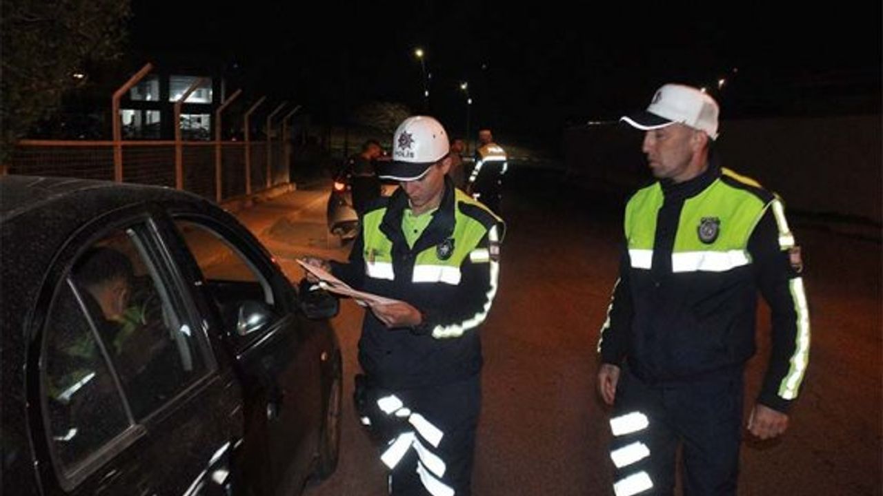 Polis ekipleri dünkü trafik denetimlerinde 1457 aracı kontrol etti