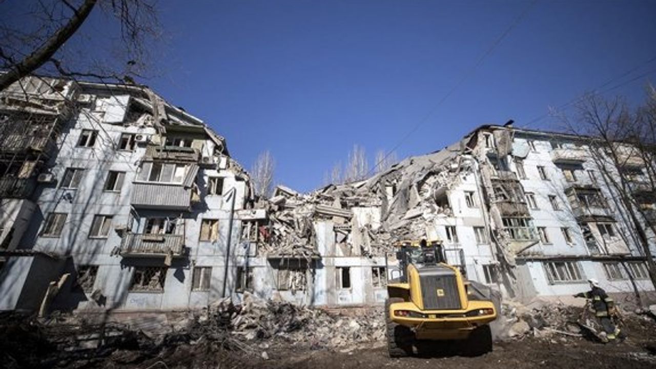 Rusya'nın Zaporijya'ya saldırısında füze 5 katlı konuta isabet etti, 4 kişi öldü