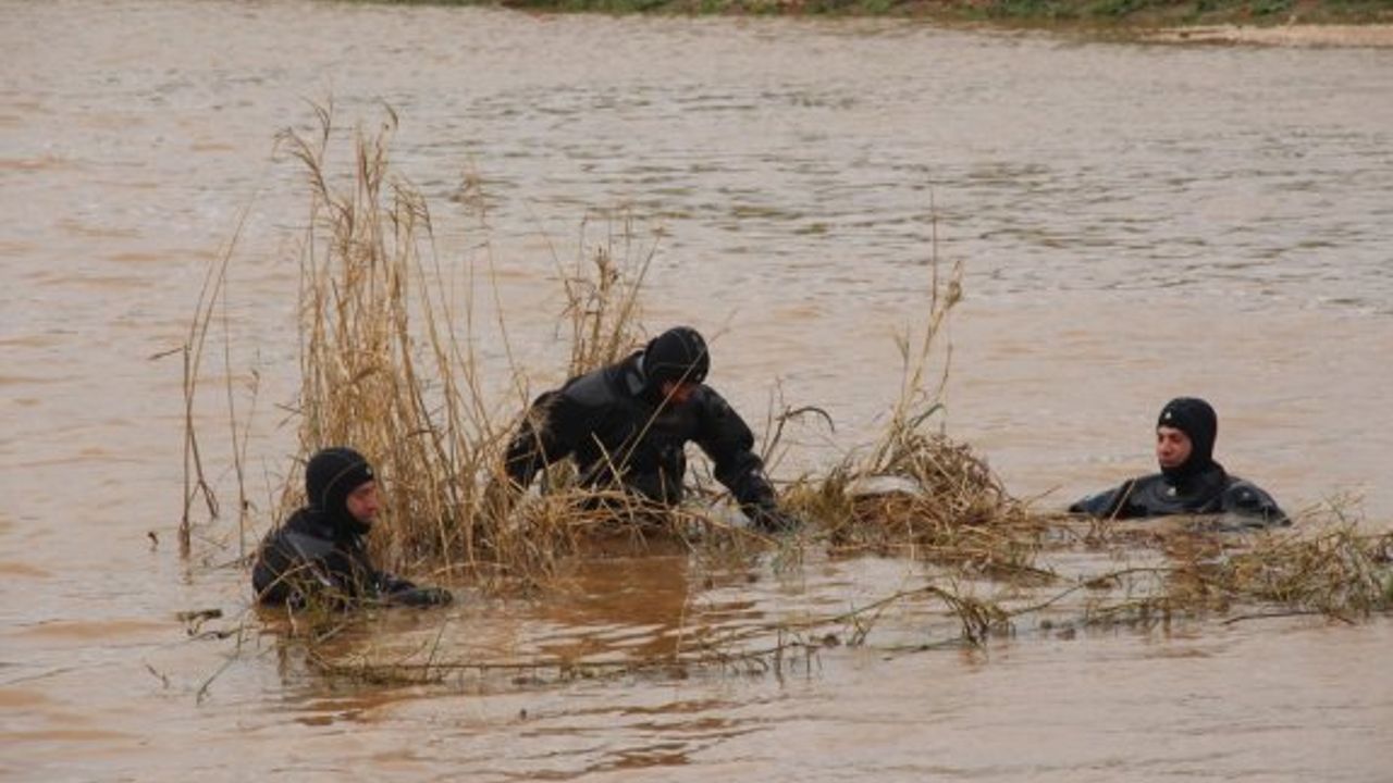 Selde kaybolan 3 kişi aranıyor