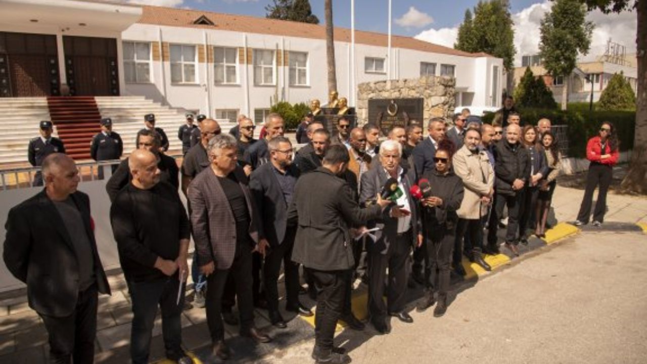 Sendikalar maaşlardan kesintiyi Meclis önünde protesto etti