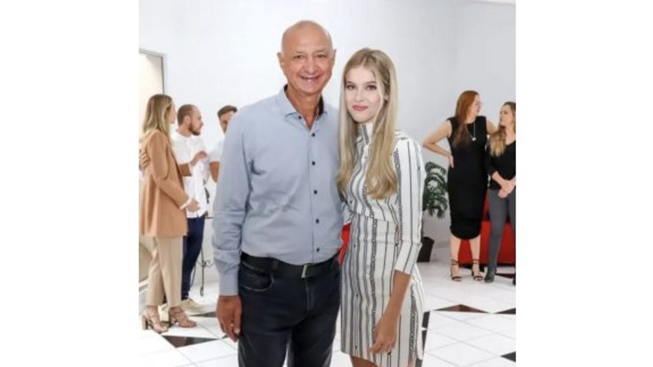 65’lik başkan, 16 yaşındaki kızla evlendi