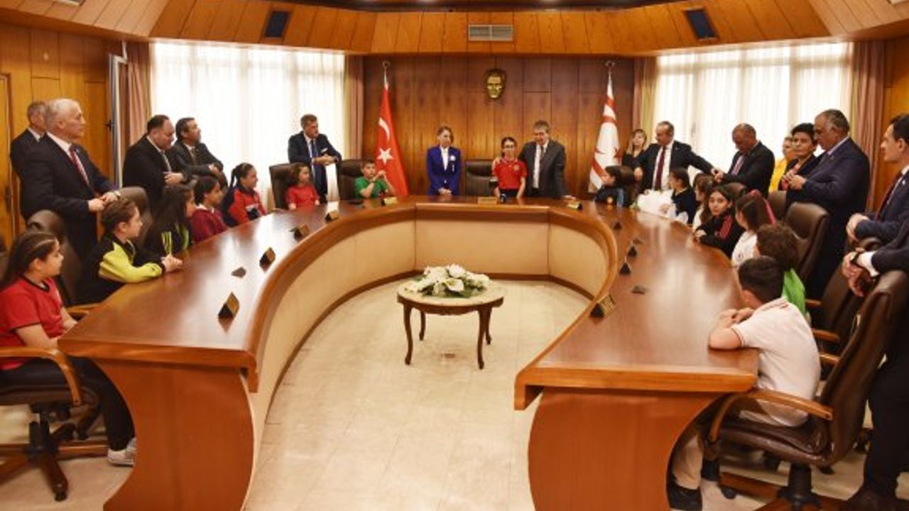 Bakanlık koltuklarına oturan çocuklar çeşitli vaatlerde bulundu