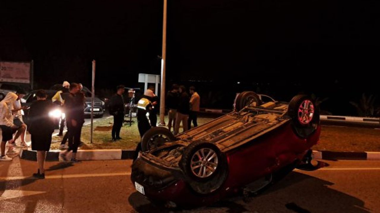 Bordür taşlarına çarpıp takla attı