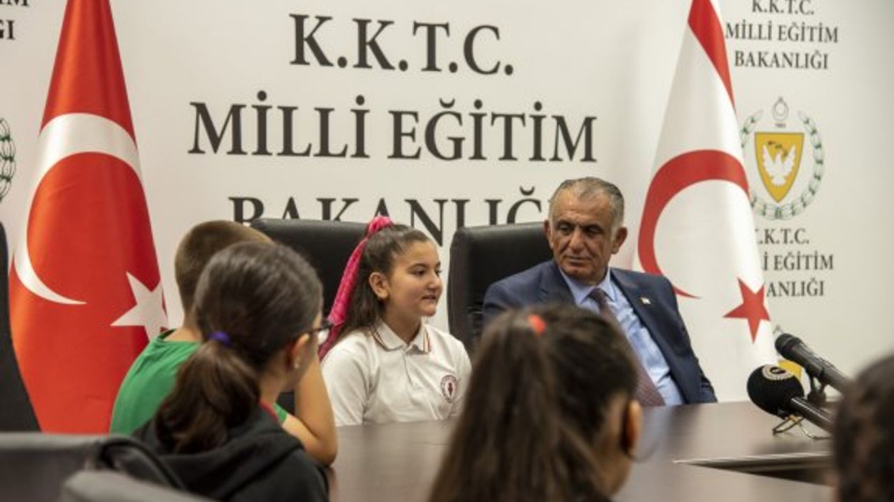 Çavuşoğlu, 23 Nisan nedeniyle makamını Alasya İlkokulu öğrencisi Ela Kızıltunçlar’a devretti