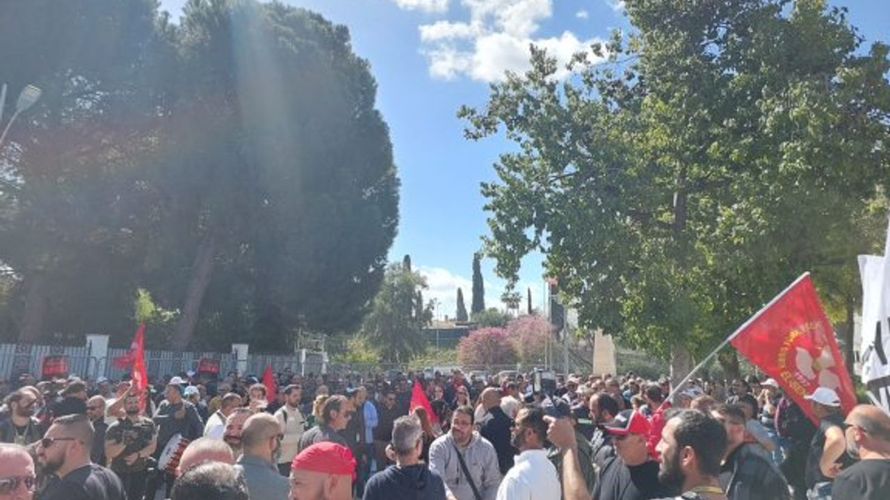 El-Sen, Kamu İhale (Değişiklik) Yasa Tasarısı’na karşı Meclis önünde eylem yapıyor