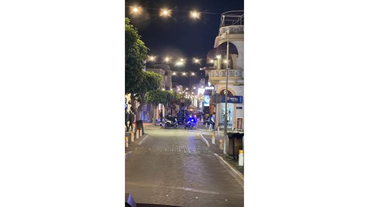 Girne çarşısı bayram gecelerine hazırlanıyor