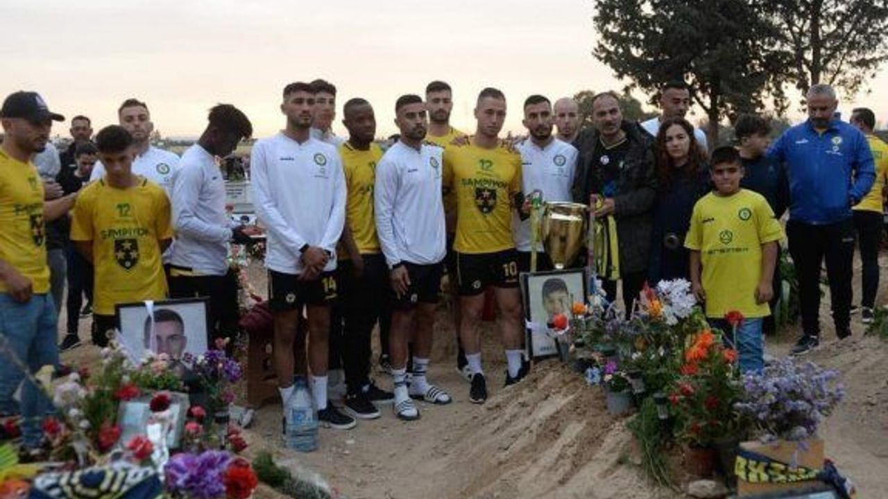 Kupa ve madalyalar Şampiyon Melekler Takımı kabirlerine bırakıldı