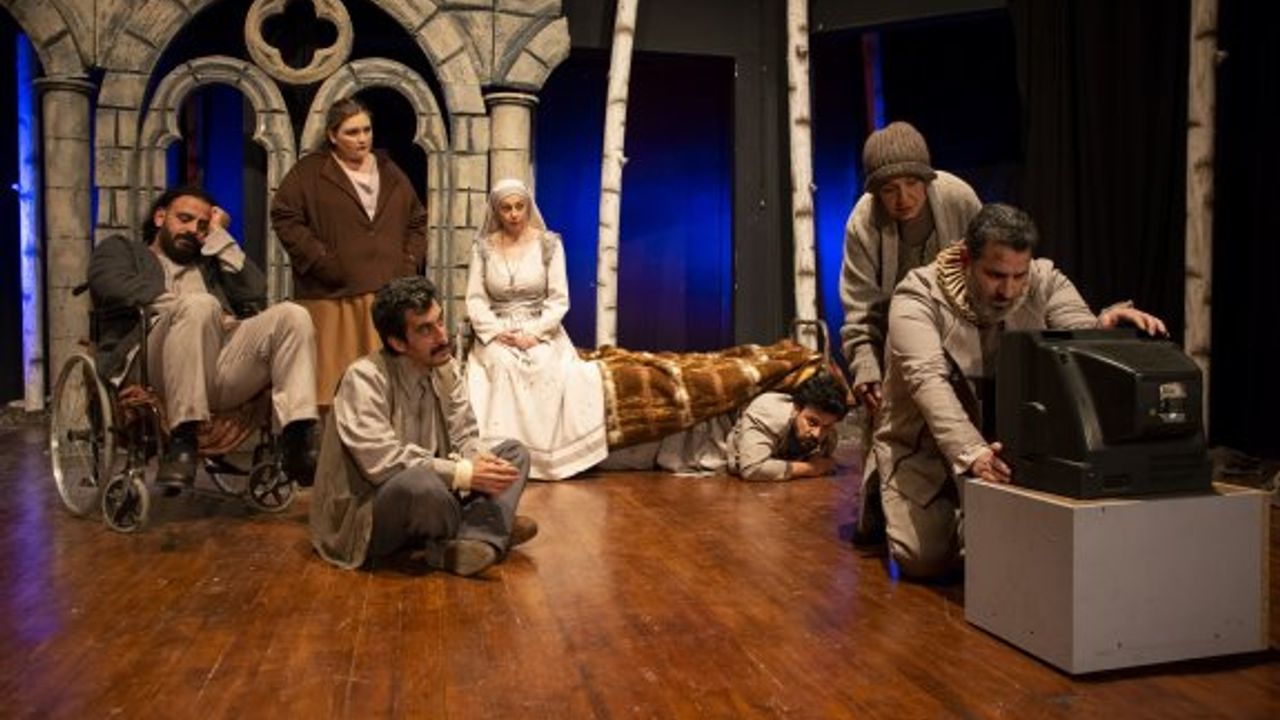 "Kuş Albay" oyunu cuma akşamları AKM’de sahneleniyor