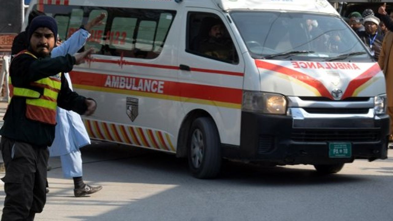 Pakistan'daki bir karakolda yaşanan patlamada 12 polis öldü