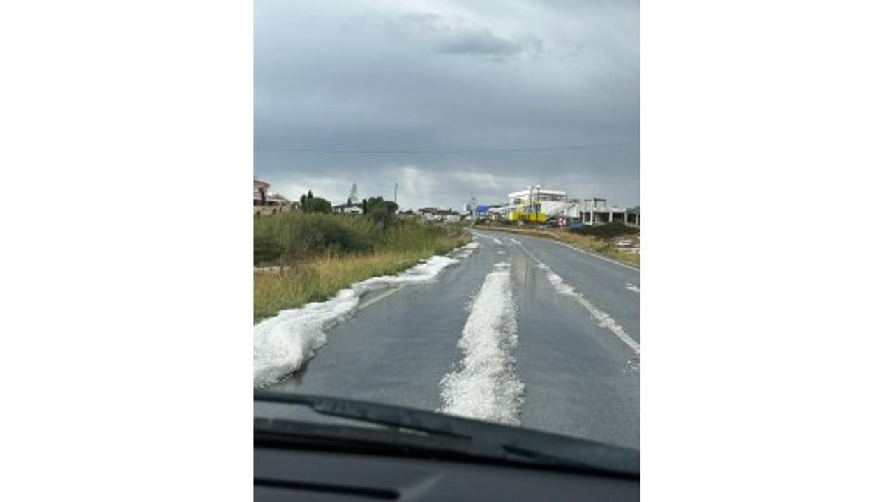 Polisten dolu yağışı nedeniyle kaygan yol uyarısı