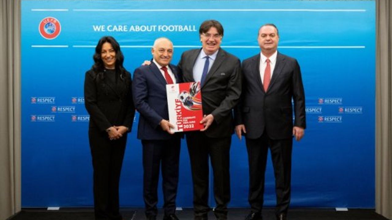 Türkiye adaylık dosyalarını UEFA'ya teslim etti