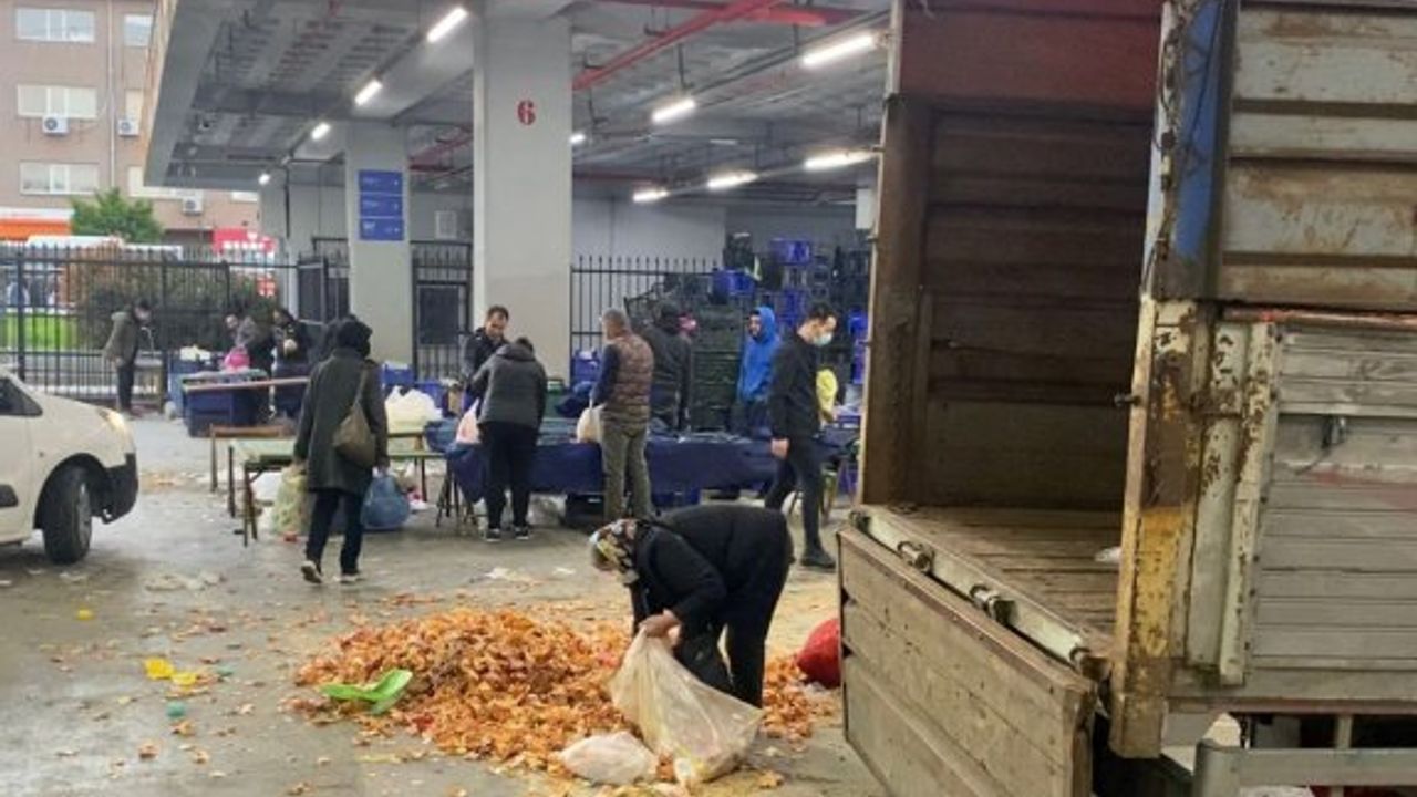 Vatandaş pazardan çürük soğan topluyor