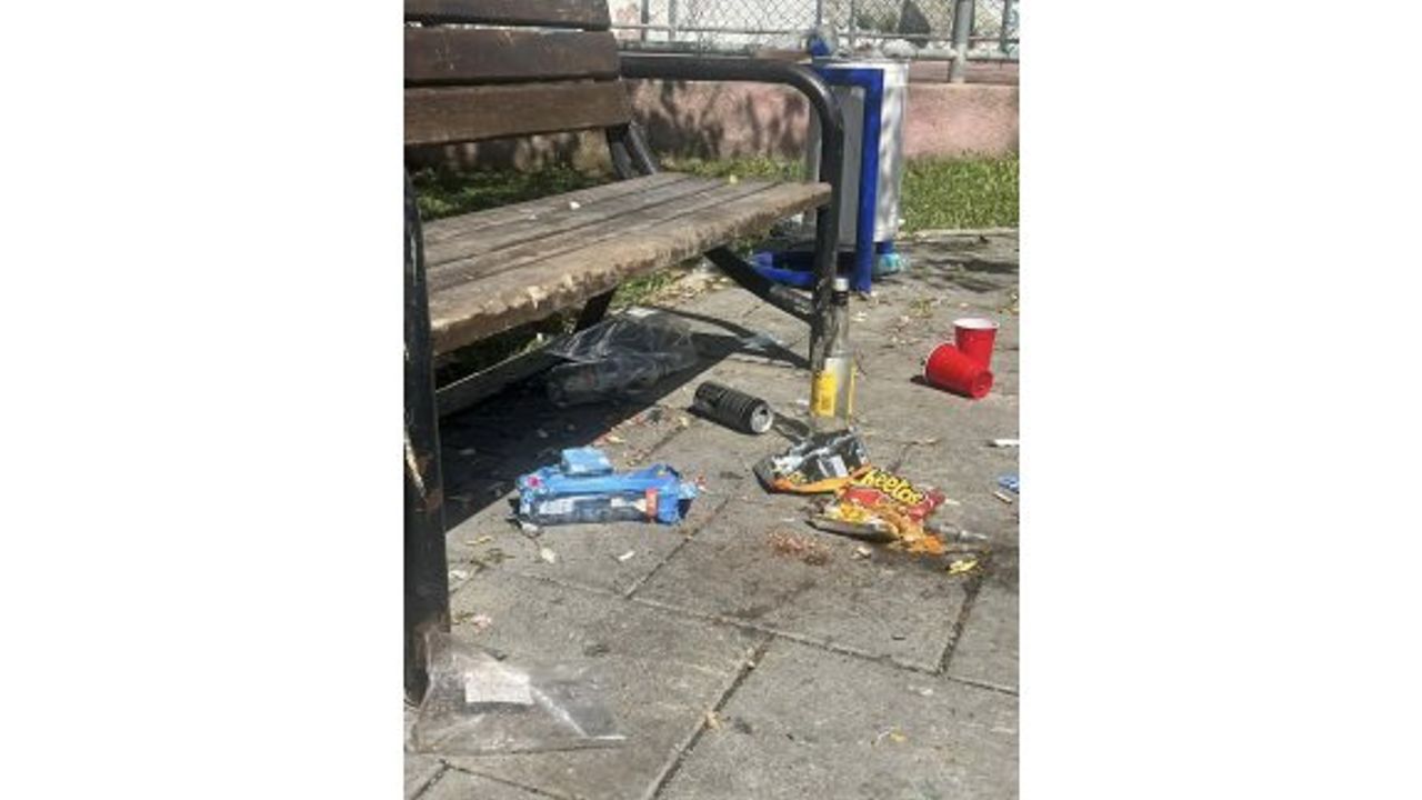 Çocuk parkında bu görüntü hiç hoş değil