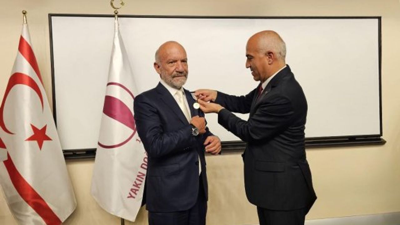 Dr. Suat Günsel’e “TÜRKSOY 30. Yıl Altın Madalyası”