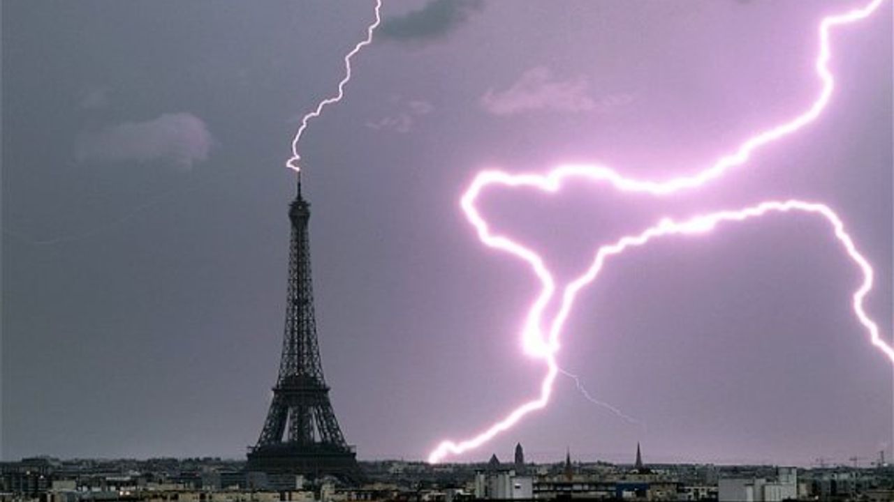 Fransa'da son 24 saatte 25 binden fazla yıldırım düştü