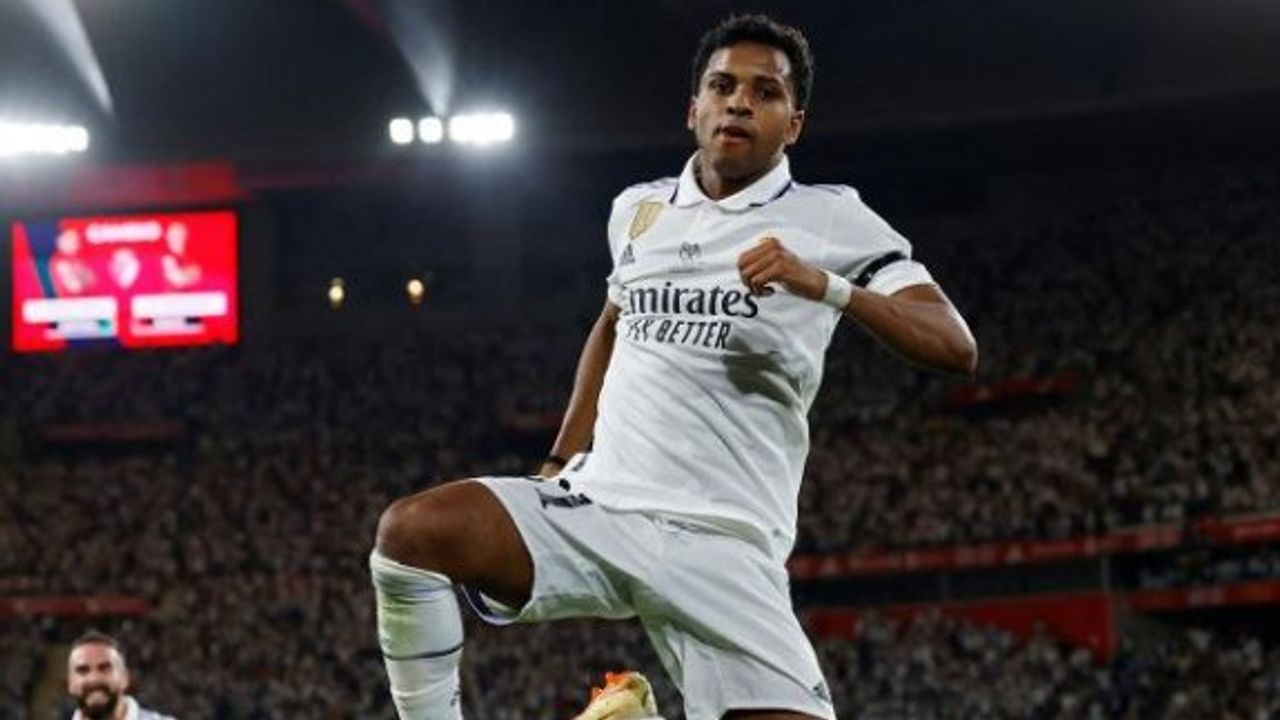 Kupayı getiren golleri atarken evi soyuldu