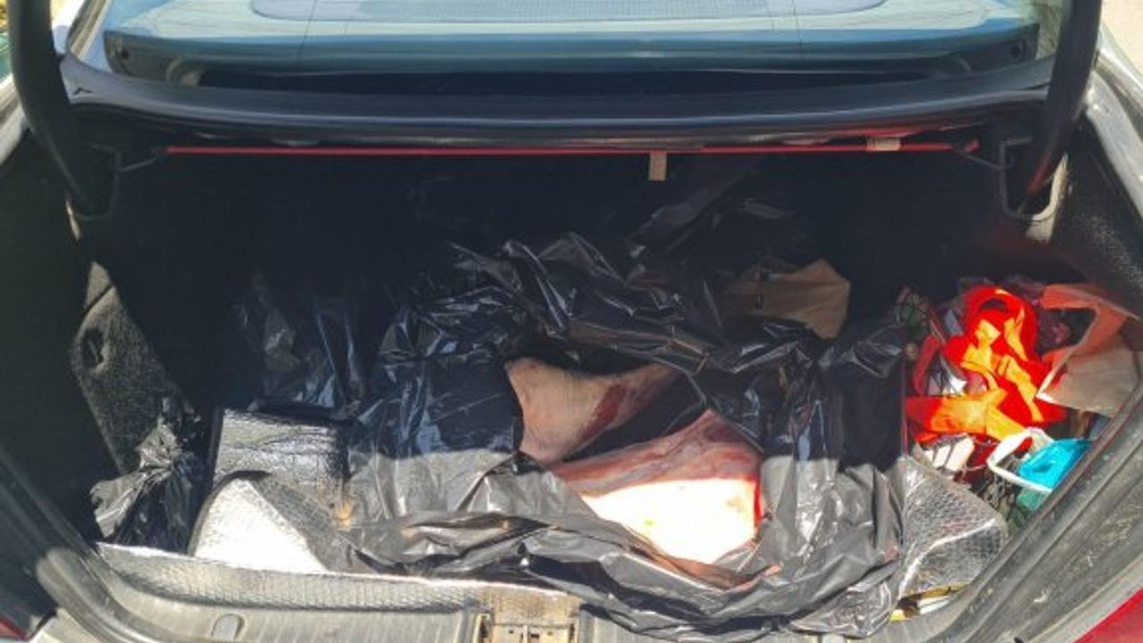 Metehan’da bir araçta 38 kilo gümrüksüz kuzu eti ele geçirildi